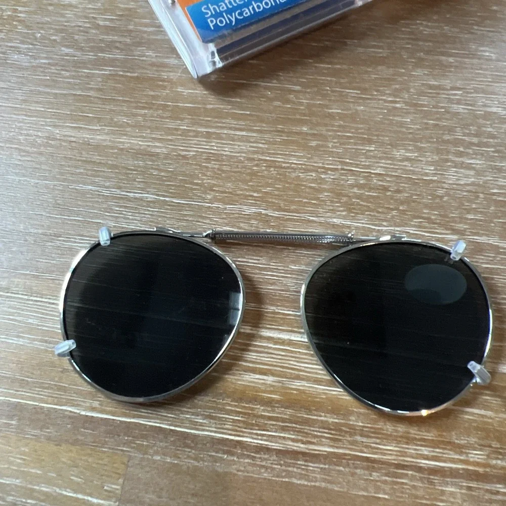 NOS SunCover Sun Cover Clip‎ On Polarized Lenses New in Case Oval Silver Frame